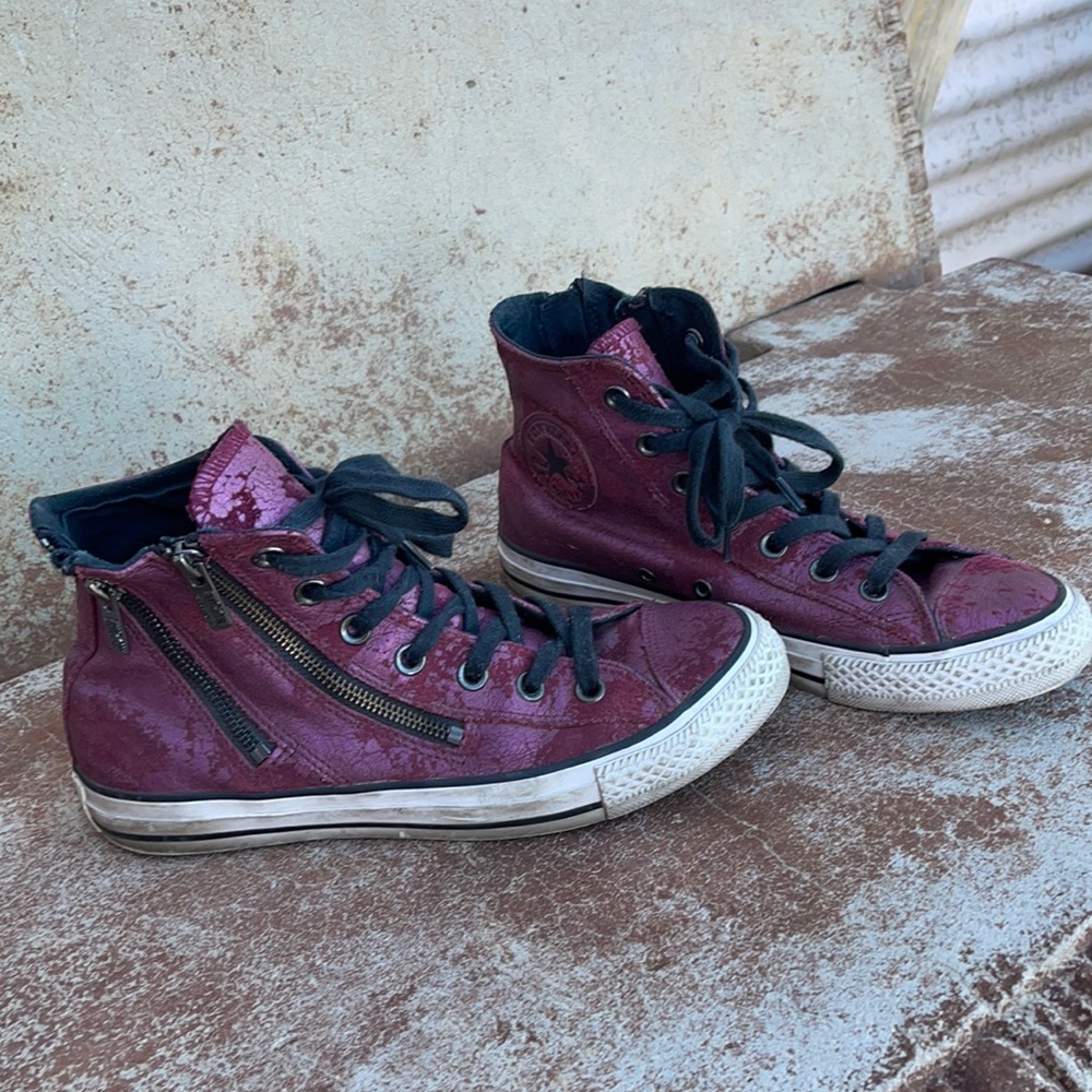 Purple maroon color size 8 and they are leather.